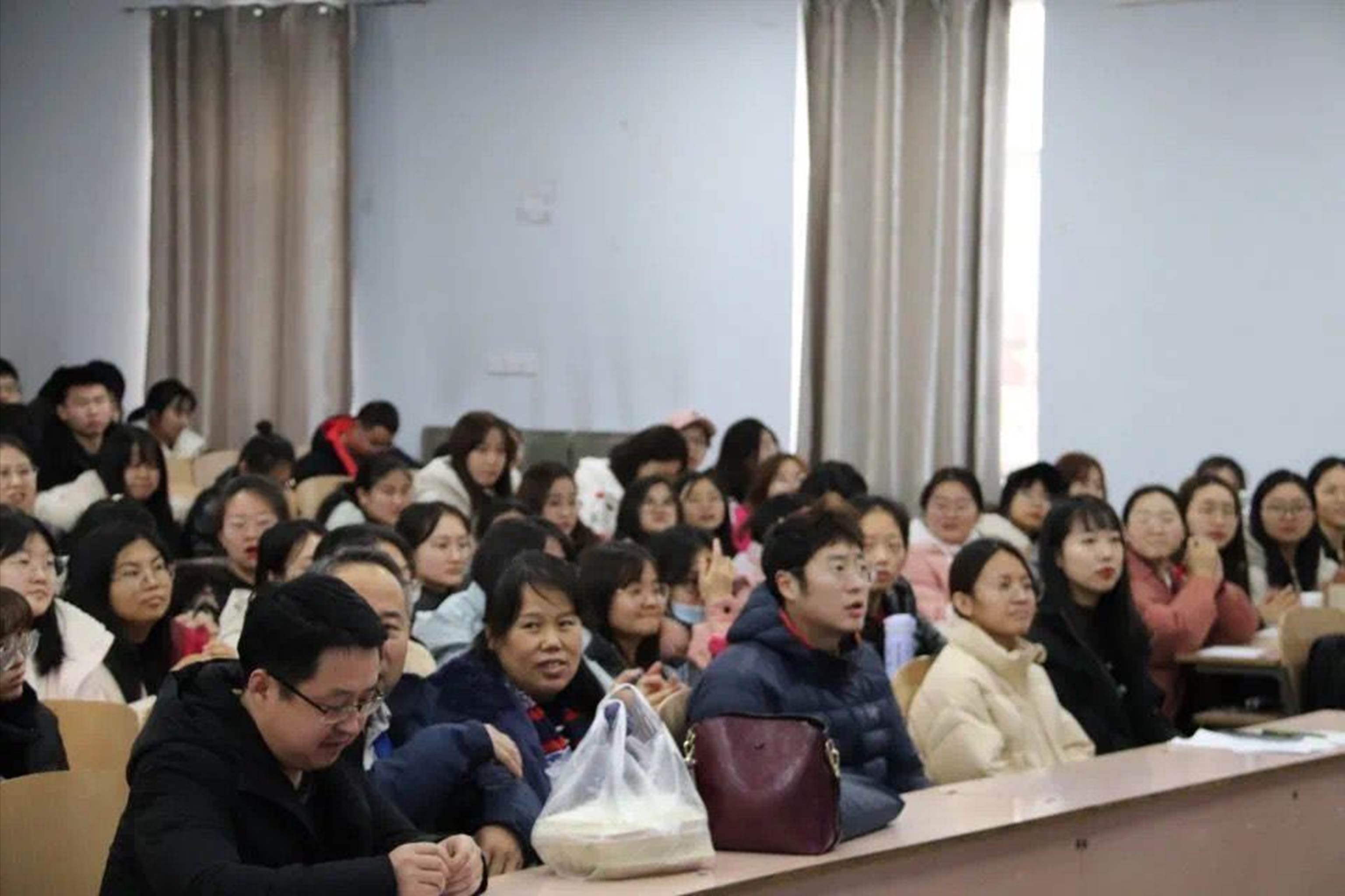一群人正在听演讲描述已自动生成