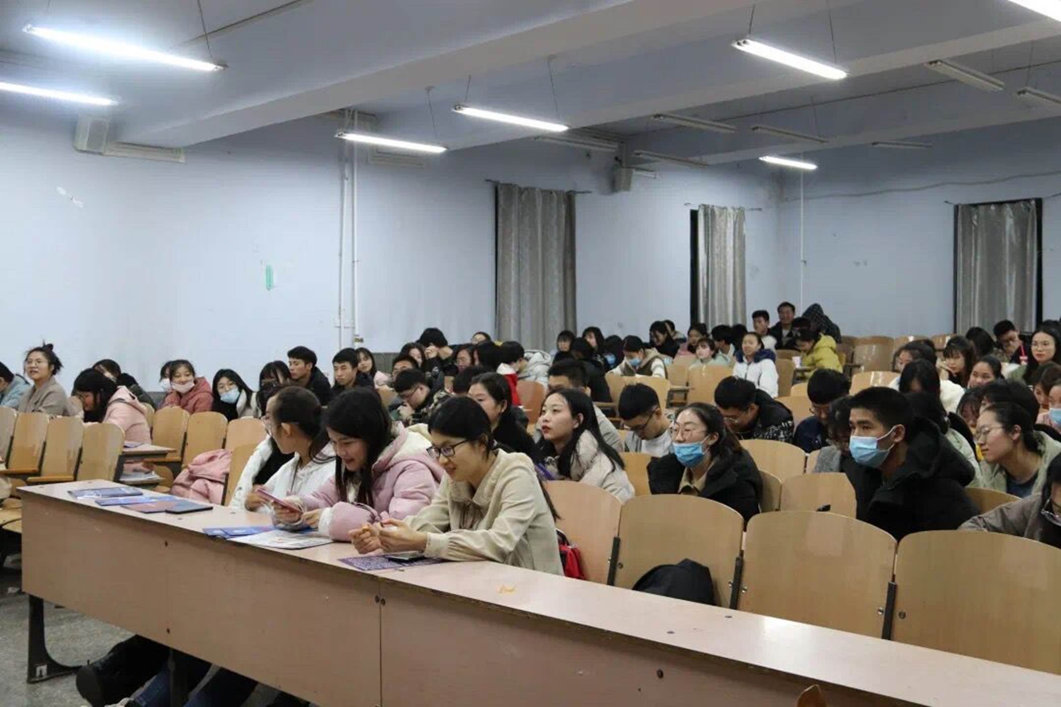 会议室里的人们描述已自动生成