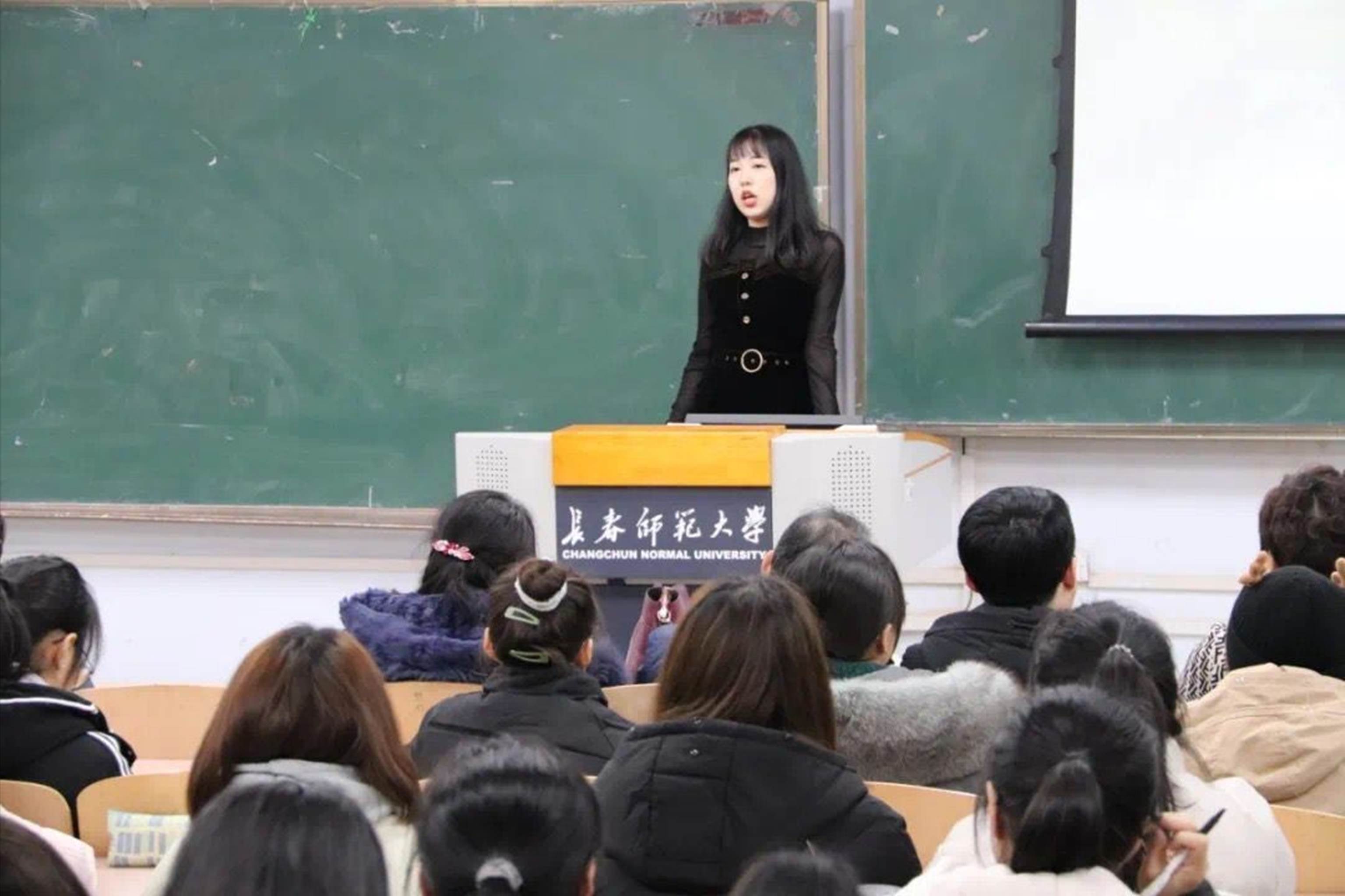 一群人正在听演讲描述已自动生成