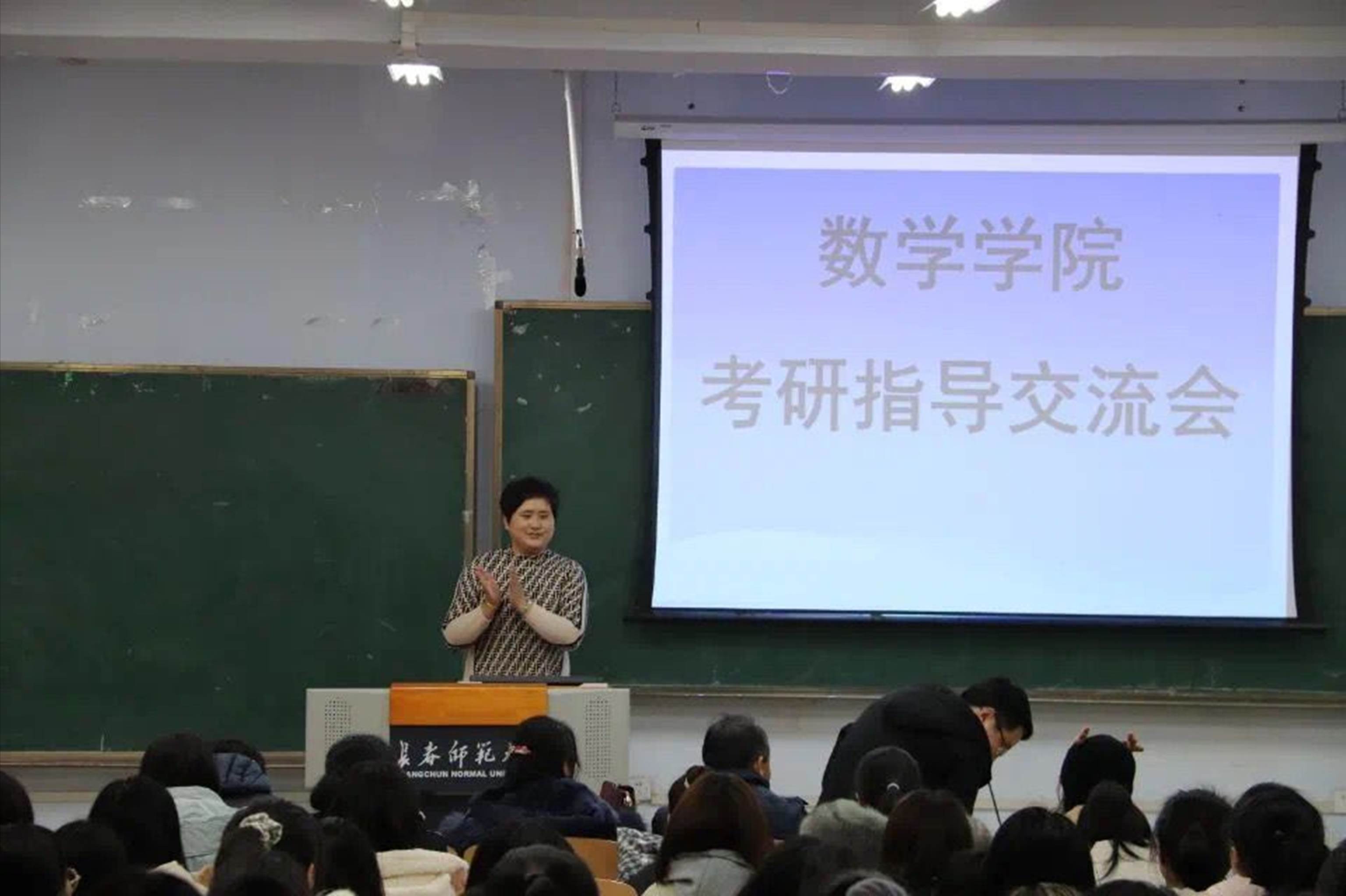 一群人在台上演讲描述已自动生成