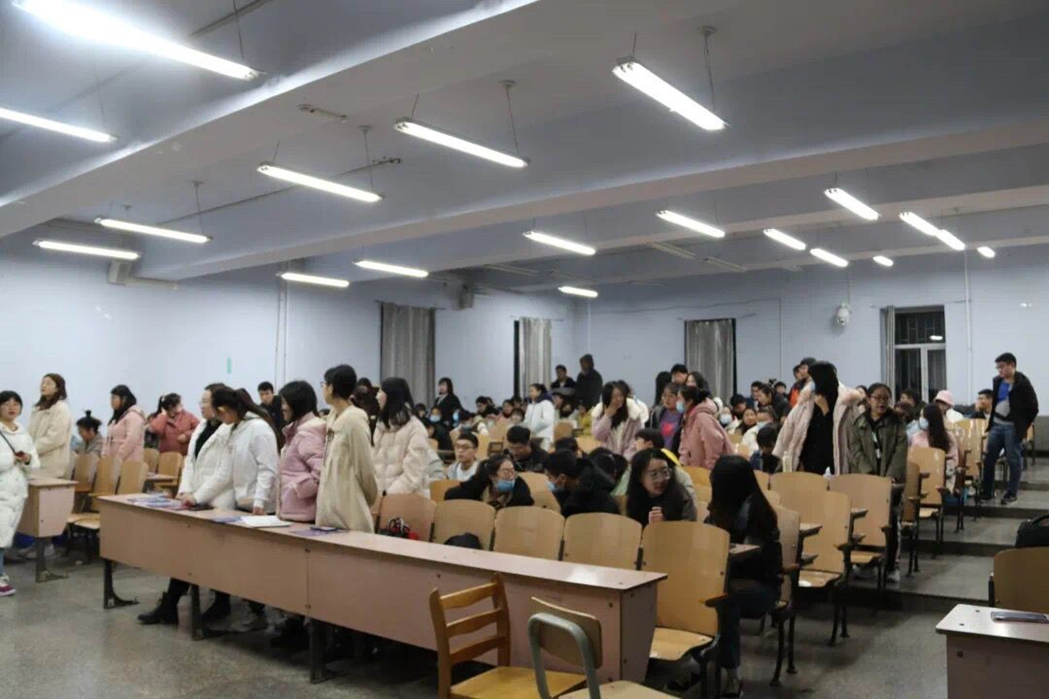 餐厅里的人们描述已自动生成
